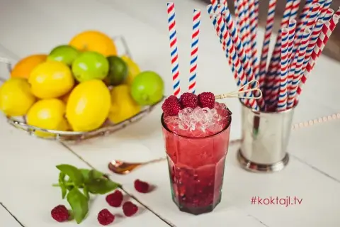 Orzeźwiające przepisy na malinowy drink, które zachwycą każdego