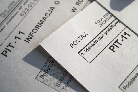 Dokumenty PIT-11 i Poltax, kluczowe dla każdego rezydenta rozliczającego podatki.