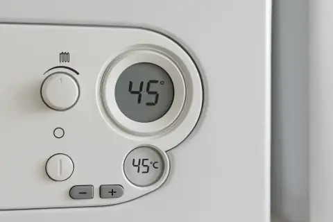 Panel sterowania pieca gazowego Chaffoteaux z wyświetlaczem temperatury 45°C i pokrętłem regulacji.