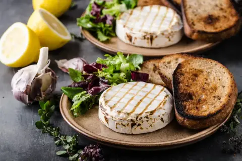 Grillowany ser scamorza, podany z chrupiącym pieczywem, świeżą sałatką i cytryną. Idealny sposób, by jeść ser scamorza!
