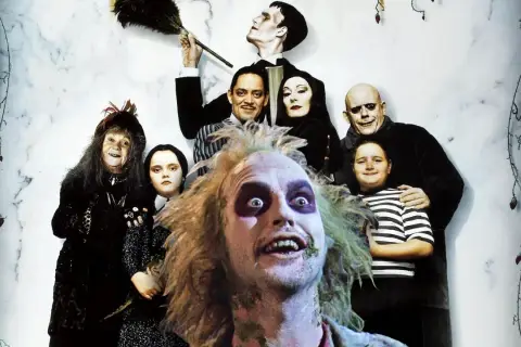 Rodzina Addamsów i Beetlejuice, bohaterowie kultowej czarnej komedii, pozują do wspólnego zdjęcia.