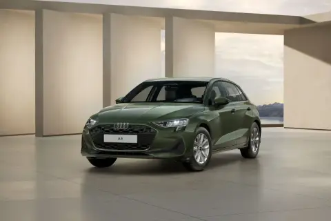 Zielony Audi A3, zgrabny i nowoczesny, gotowy na podróż. Jego wymiary a3 idealnie wpasowują się w miejski krajobraz.