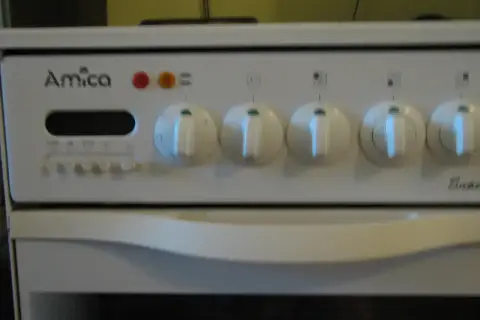 Panel sterowania kuchenki Amica. To polska firma, znana z produkcji sprzętu AGD.