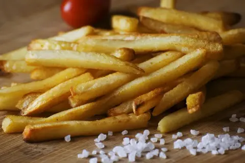 Jak piec mrożone frytki z piekarnika, aby były chrupiące i pyszne