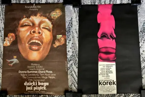 Dwa plakaty filmowe: z lewej "Dzieci bogu już piątek" z Donna Summer, z prawej "Korek" z Marcello Mastroianni. Oba filmy od 21 lat.