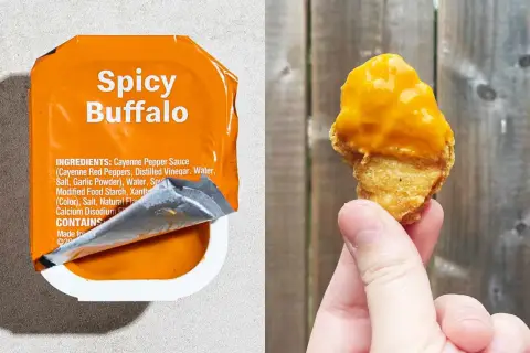 Sos Spicy Buffalo i nugget z serem. Idealne na przekąskę, gdy masz ochotę na 20 McNuggets kcal.