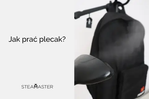 Dowiedz się, jak prać plecak, by służył Ci latami. Czarny plecak na białym tle, z napisem "Jak prać plecak?".