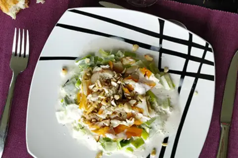 Délicieuse recette haddock fumé avec poireaux et sauce crémeuse, garnie de noix concassées. Un plat savoureux et réconfortant.