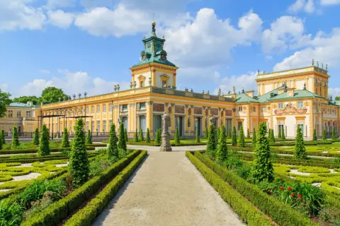 Pałac w Wilanowie, arcydzieło barok w polsce, z geometrycznym ogrodem i wieżą zegarową.