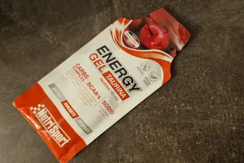 Żelki energetyczne NutriSport o smaku wiśniowym, zawierające taurynę i BCAA, idealne przed, w trakcie i po wysiłku.