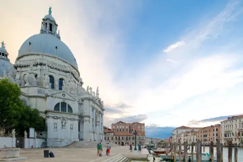 La majestueuse basilique Santa Maria della Salute à Venise, avec ses dômes imposants, se dresse face au Grand Canal.