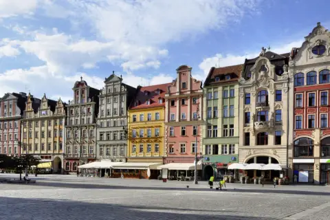Kolorowe kamienice na Rynku we Wrocławiu, idealne miejsce na romantyczną randkę.