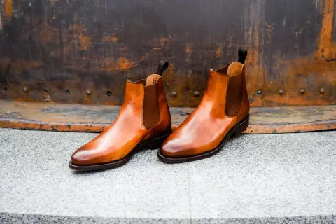 Eleganckie, brązowe sztyblety ze skóry, idealne na jesień. Co to za buty? To klasyka stylu!