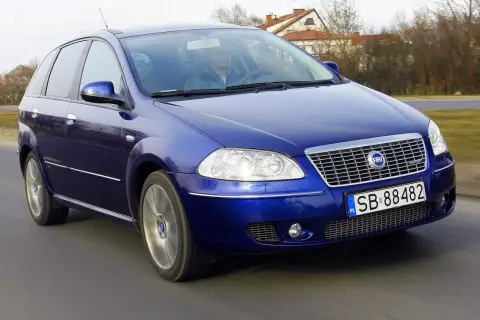 Niebieski Fiat Croma 1.9 JTD jedzie po drodze.