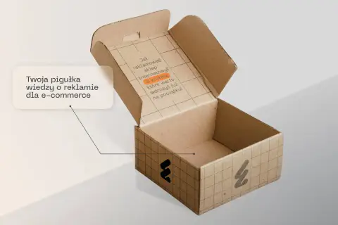 Otwarty karton z instrukcją "Jak reklamować sklep internetowy? 5 kroków". To Twoja pigułka wiedzy o reklamie dla e-commerce.