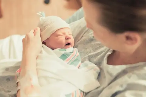 Nowa mama tuli swoje maleństwo. Może nazwie ją Zuzanna, Julia albo inne piękne polskie imiona żeńskie.