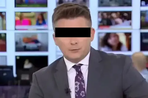 Niedziela w TVN. Redaktor w garniturze i krawacie z wzorem kwiatowym, na tle ekranów z różnymi obrazami.
