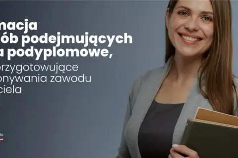 Uśmiechnięta kobieta w szarym kardiganie trzymająca książki, z tekstem o studiach podyplomowych.