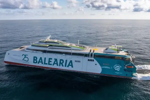 Prom Balearia "Margarita Salas" płynie z Barcelony na Majorkę. Nowoczesny katamaran zasilany gazem ziemnym.