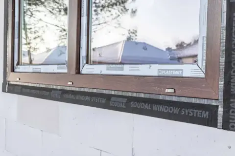Obróbka okien po montażu, cena zależy od zastosowanych materiałów. Widoczna taśma Soudal Window System.