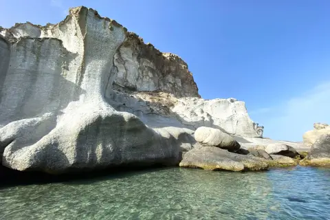 Impresionantes formaciones rocosas blancas y grises se alzan sobre aguas cristalinas. Un lugar ideal que ver en Agua Amarga para explorar la costa.