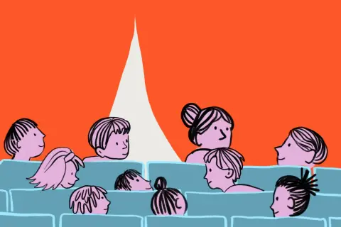 Widownia w teatrze Guliwer, zapatrzona w scenę. Sprawdź repertuar i zarezerwuj bilety!