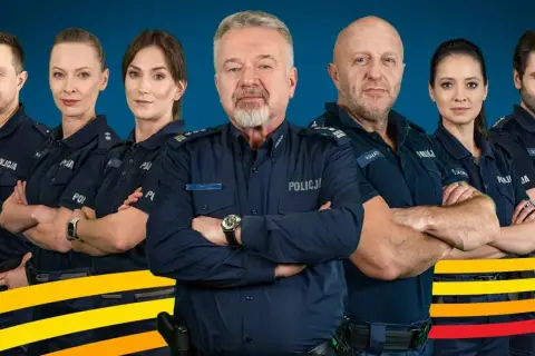 Policjanci i policjantki w mundurach, gotowi do akcji. W centrum doświadczony funkcjonariusz, otoczony przez zespół.