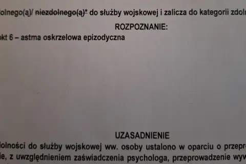 Orzeczenie o niezdolności do służby wojskowej z powodu astmy oskrzelowej epizodycznej. Kategoria e wojsko.