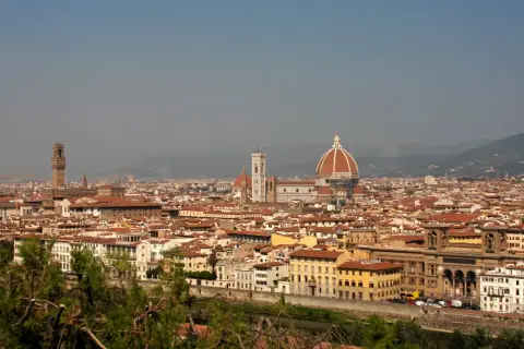Widok na Florencję po angielsku, z dominującą katedrą Santa Maria del Fiore i wieżą Palazzo Vecchio.