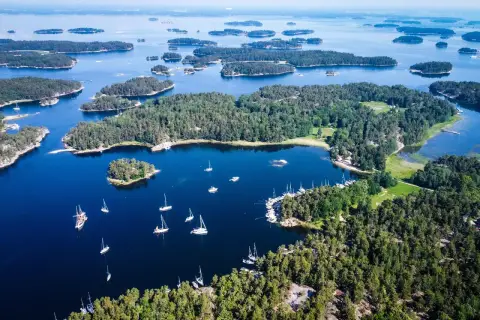 Archipelag szwedzki, gdzie liczne wyspy tworzą malowniczy krajobraz. Ile wysp ma Szwecja? Tysiące! Widać tu żaglówki i zielone wysepki.