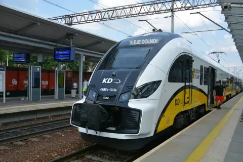 Nowy pociąg KD "Koleje Dolnośląskie" czeka na pasażerów. Czy to ten pociąg do Zielonej Góry?