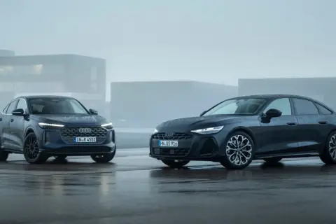 Dwa Audi, SUV i sedan, błyszczą na mokrym asfalcie. Jeden z nich to potężne 3.0 TDI, gotowe na każdą drogę.