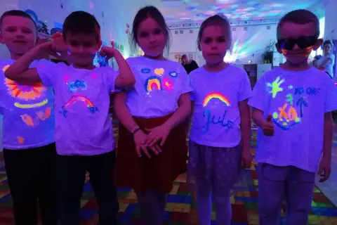 Dzieci na fluo party w koszulkach z neonowymi wzorami. Jak się ubrać? Kolorowo i z wyobraźnią!