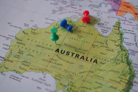 Na mapie zaznaczono piny na kontynencie, który jest państwem - Australią.