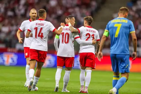 Piłkarze Polski świętują, jeden z nich z numerem 10, na tle gracza z Ukrainy. Emocje meczu euro Polska Ukraina.