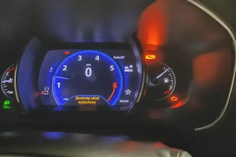 Na desce rozdzielczej Renault świeci się kontrolka "Skontroluj układ wydechowy".