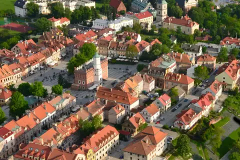 Widok z lotu ptaka na rynek i zabudowania Sandomierza, perły Kotliny Sandomierskiej.