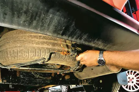 Jak wyjąć koło zapasowe Peugeot 5008 i uniknąć problemów na drodze
