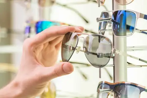 Jakie oprawki wybrać: plastikowe czy metalowe – co jest lepsze?