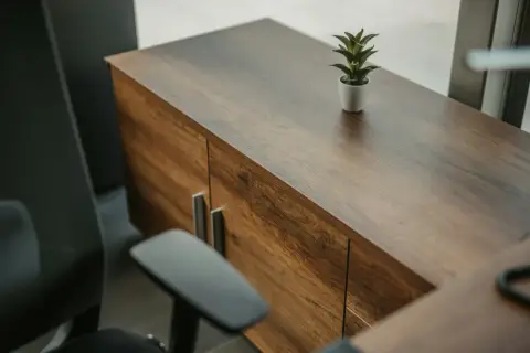 Czy warto kupować meble drewniane bezpośrednio od producenta?