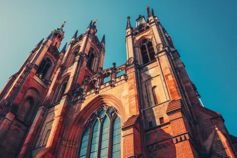 Brochów: Gotycki kościół zachwycający od stuleci