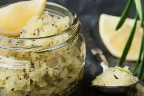 Jak zrobic domowy peeling: Proste przepisy na zdrową skórę
