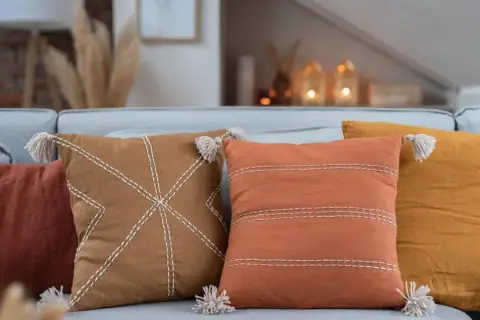 Jak stworzyć piękną poduszkę boho DIY, która ożywi Twój dom