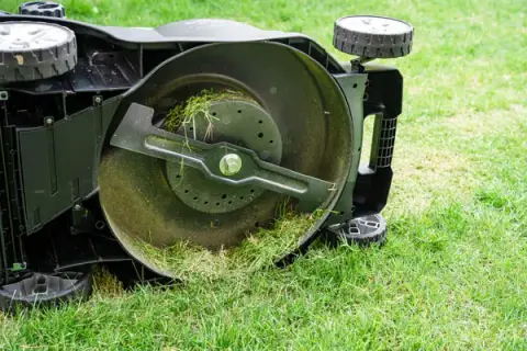 Jak wymienić linkę napędu w kosiarce Briggs & Stratton bez problemów