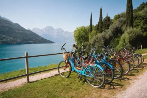 Ile kosztuje wypożyczenie roweru nad jeziorem Garda? Ceny i porady