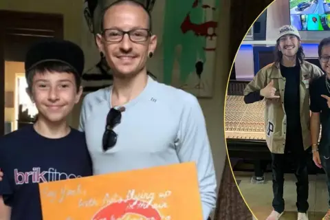 Chester Bennington z synem, trzymający plakat z tekstem piosenki. Obok, dwaj mężczyźni w studiu nagraniowym.