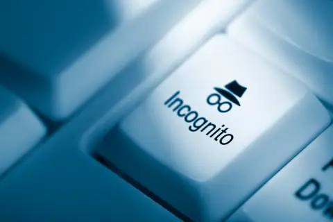 Klawisz z ikoną szpiega i napisem "Incognito" symbolizuje tryb incognito, zapewniający prywatność w sieci.