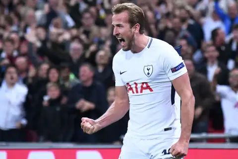Harry Kane, jeden z najlepszych angielskich piłkarzy, świętuje zdobycie bramki.