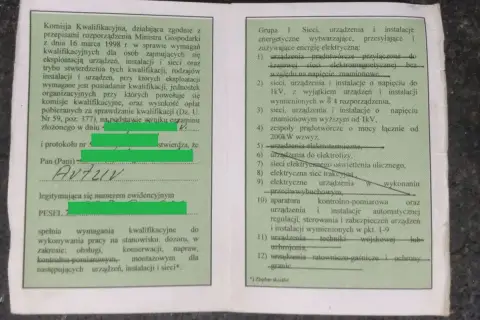 Posiadacz uprawnień SEP do 1kV, potwierdzonych dokumentem, spełnia wymagania do pracy przy instalacjach elektrycznych.