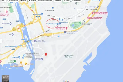 Mapa pokazuje lotnisko Nice Côte d'Azur, z zaznaczonymi hotelami i drogami dojazdowymi.